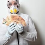 Un pacchista di Affari Tuoi mentre mostra il suo pacco sul set del programma televisivo.