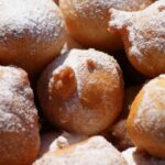 Frittelle di mele con yogurt, dolci leggeri e golosi, servite su un piatto decorativo.