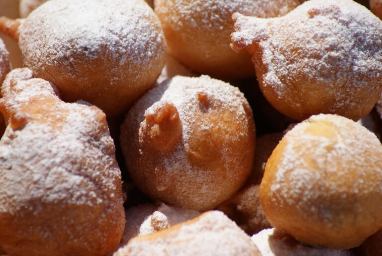 Come fare dolci leggeri e golosi: ecco la ricetta delle frittelle di mele con yogurt