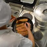 Cotechino crudo con fori, pronto per essere cotto in pentola.