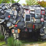 Vecchio computer Apple Macintosh in soffitta, simbolo di nostalgia e tecnologia retro.