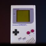 Vecchio Game Boy in un cassetto, simbolo di nostalgia e interesse per i collezionisti.