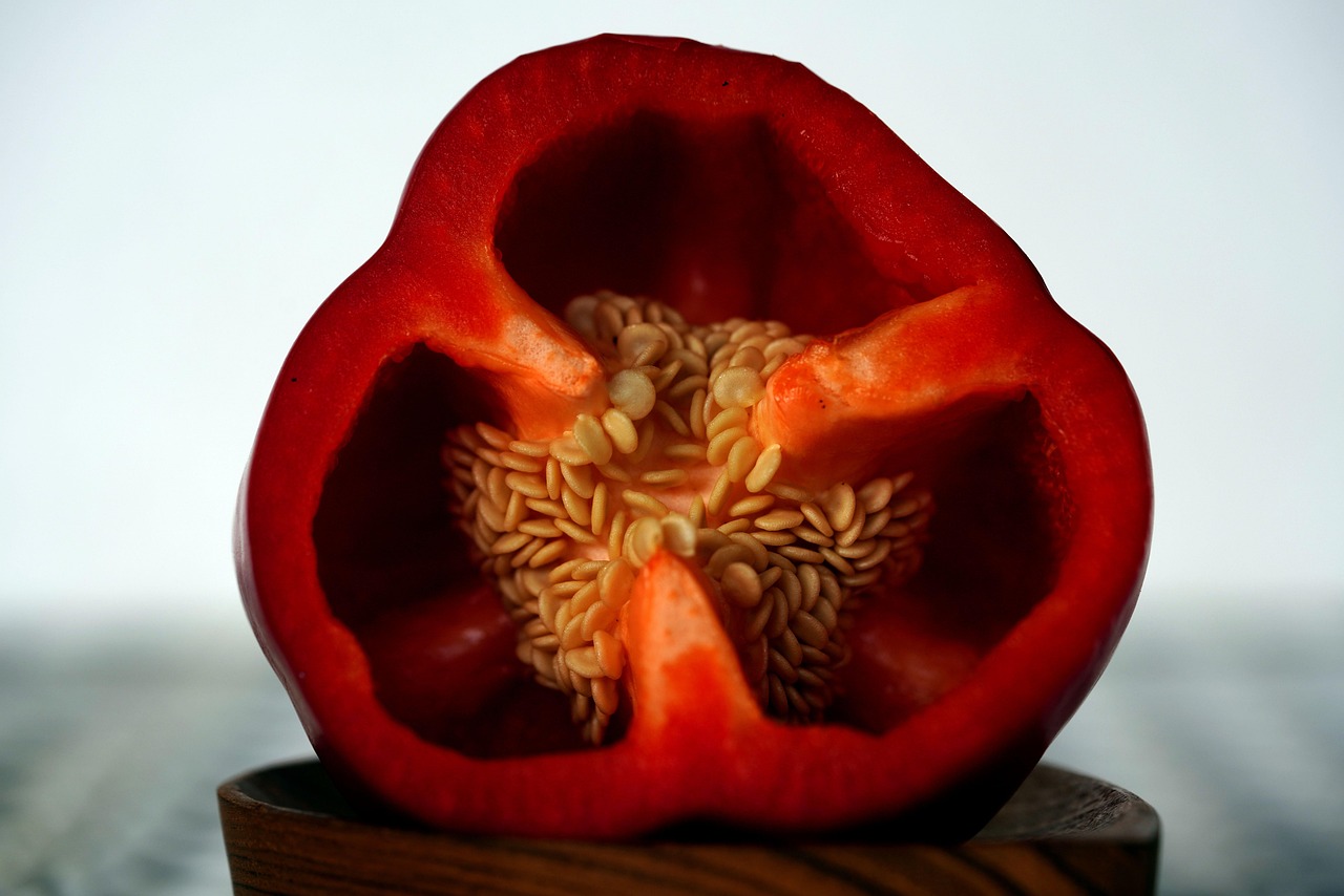 Peperoni tagliati a metà, privati di semi e filamenti bianchi, pronti per la cottura.