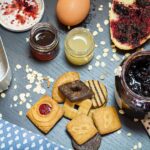 Scatola di latta con biscotti fatti in casa e un pezzo di pane per assorbire l'umidità.
