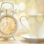 Caffè servito dopo pranzo, tazza fumante su tavolo, momento di pausa e relax.