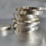 Monete d'argento Morgan Dollar esposte su un tavolo, evidenziando il loro valore collezionistico.