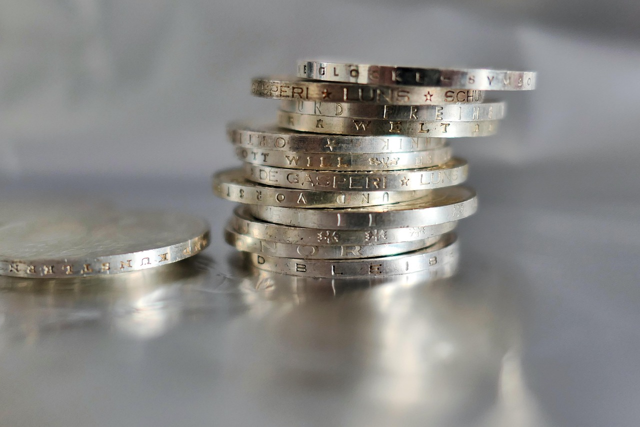 Monete d'argento Morgan Dollar esposte su un tavolo, evidenziando il loro valore collezionistico.